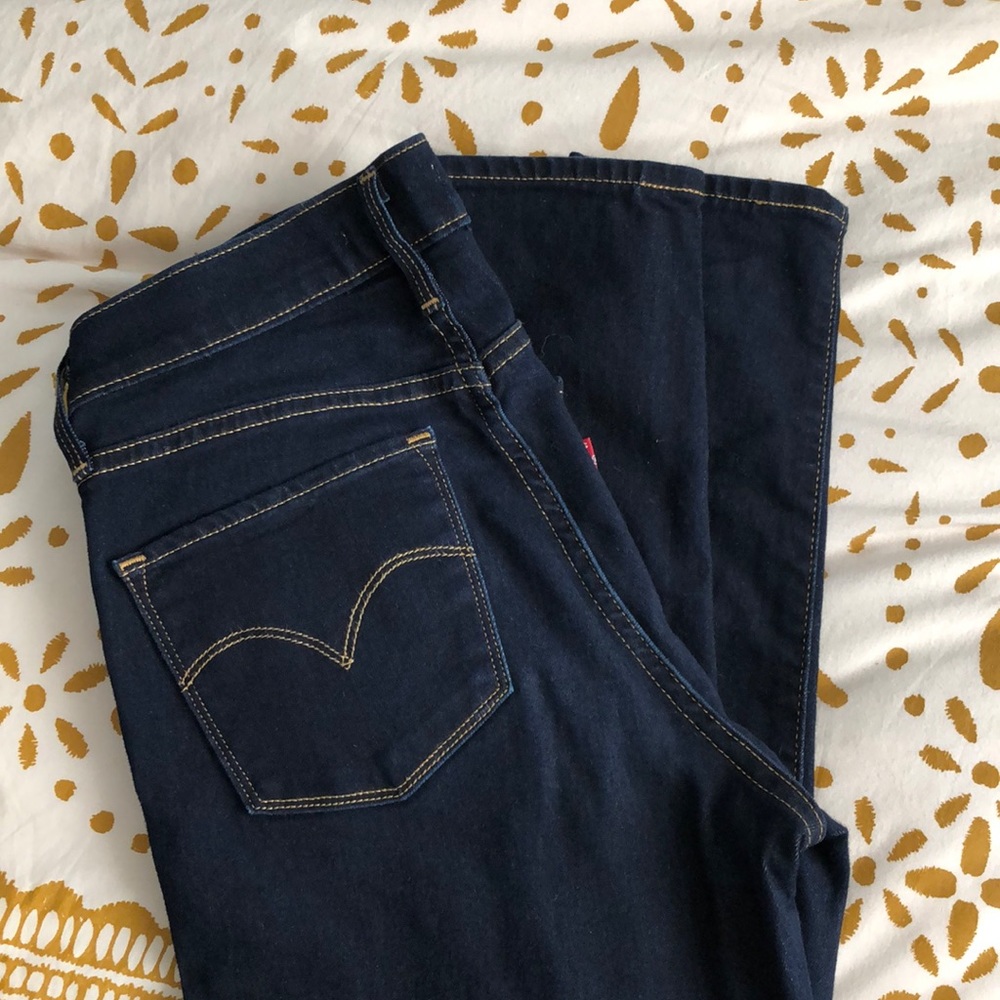 LEVIS 311 “Shaping Skinny” jean. Dark wash.